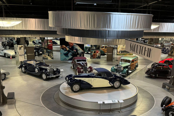 Modelos clásicos de Bugatti establecen un nuevo récord en subasta